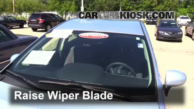 2012 Toyota Prius V 1.8L 4 Cyl. Balais essuie-glace avant Changer les balais des essuie-glace